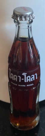 m06010-1 € 8,00 coca cola mini flesje vreemde taal Taai Taai.jpeg